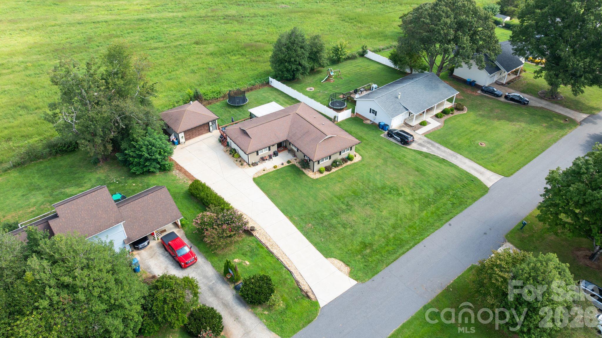5000 Forest Ridge Drive — Hickory