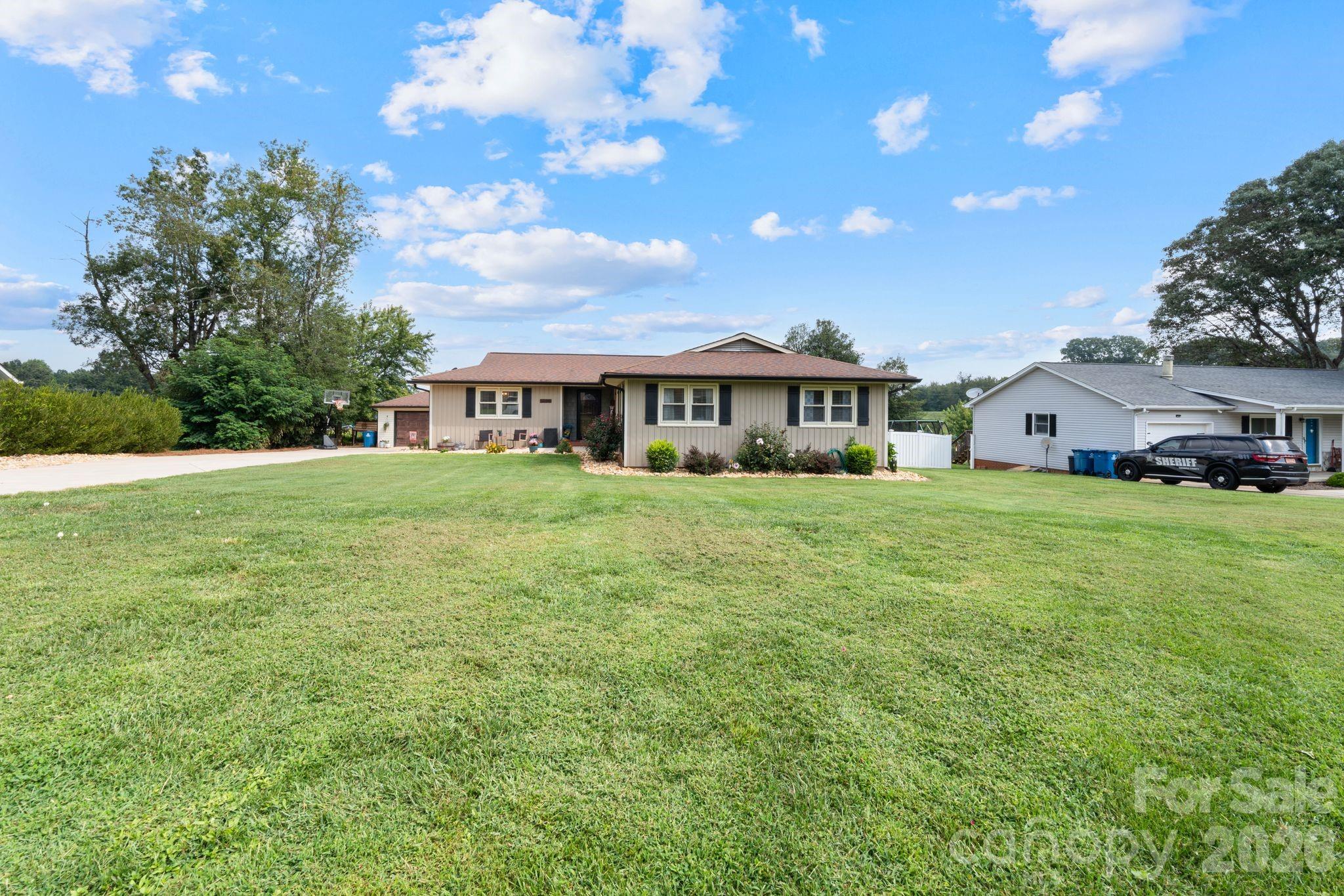 5000 Forest Ridge Drive — Hickory