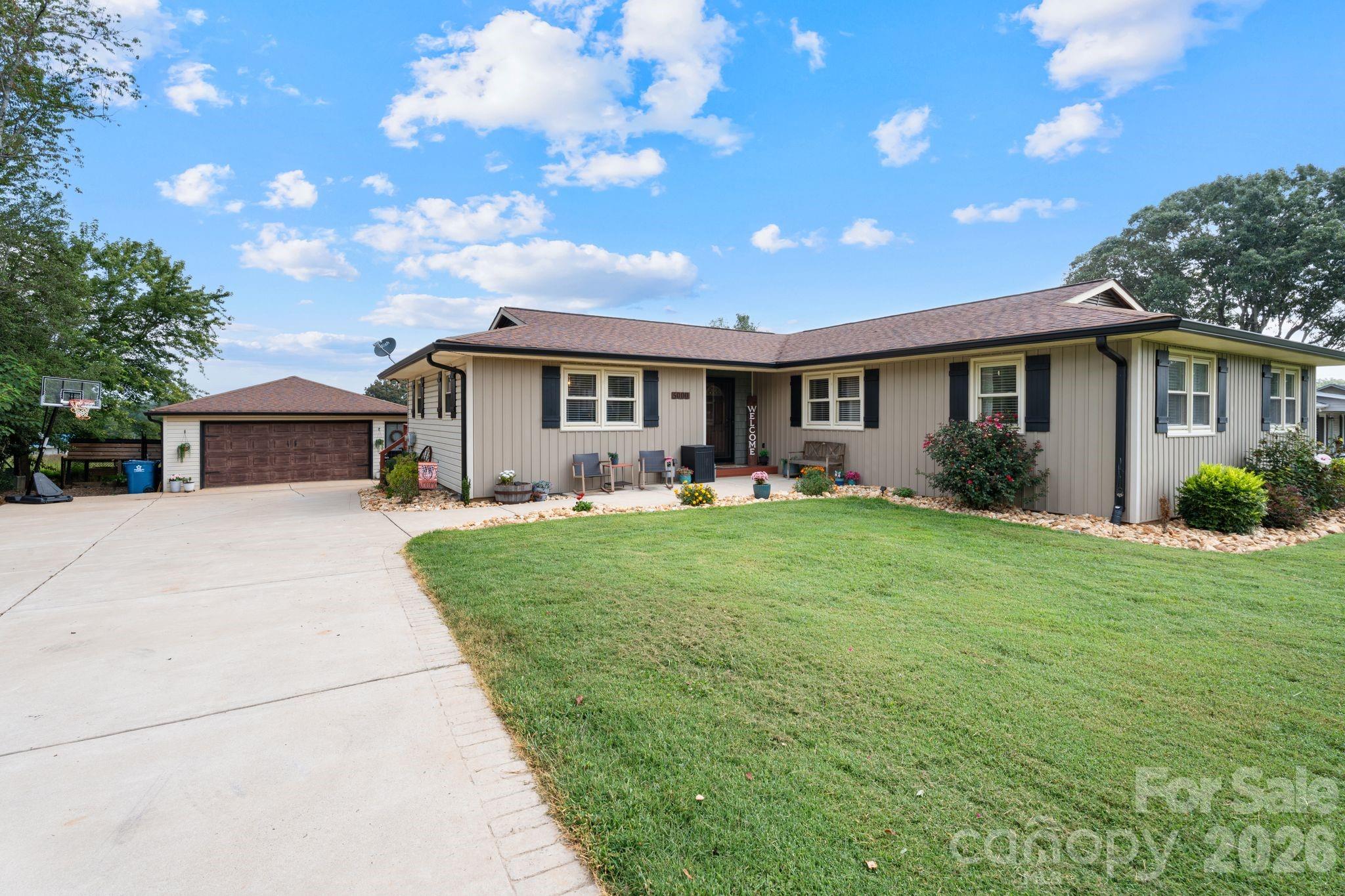 5000 Forest Ridge Drive — Hickory