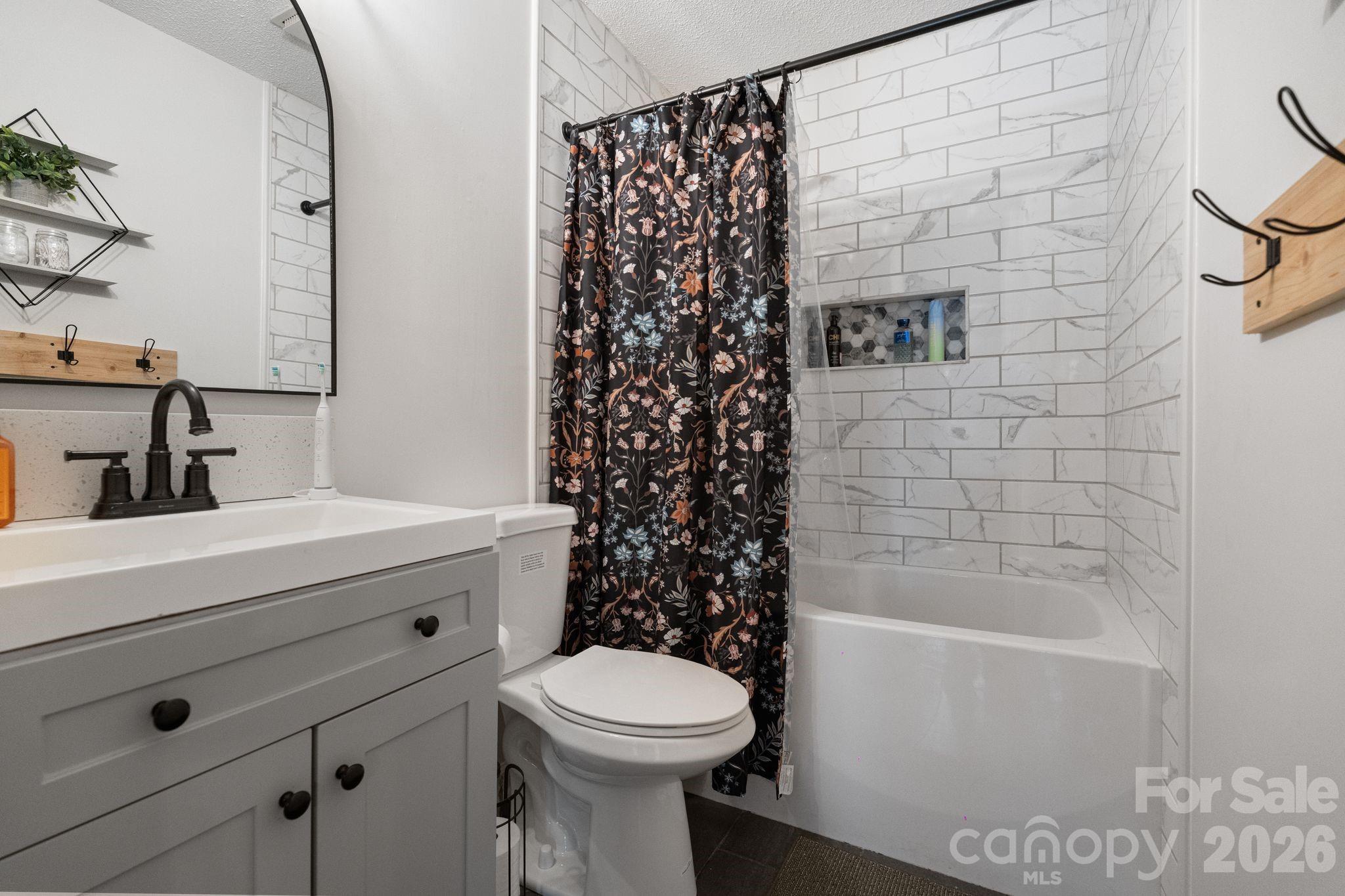 5000 Forest Ridge Drive — Hickory