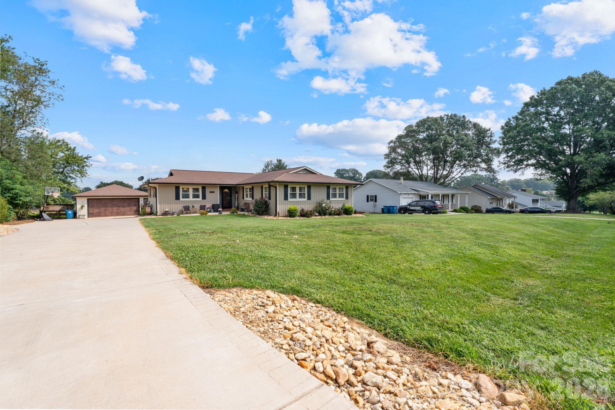 5000 Forest Ridge Drive — Hickory