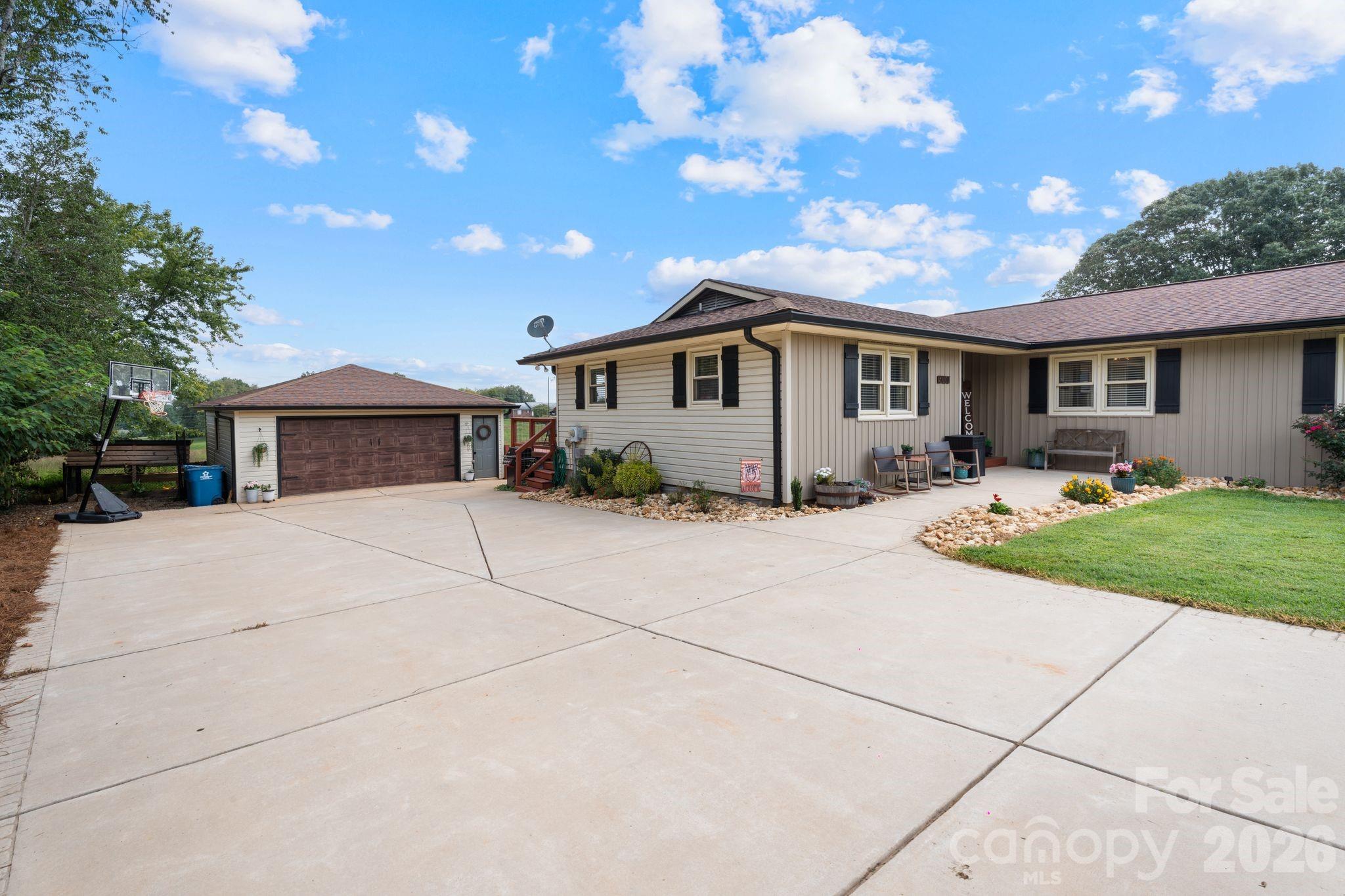 5000 Forest Ridge Drive — Hickory