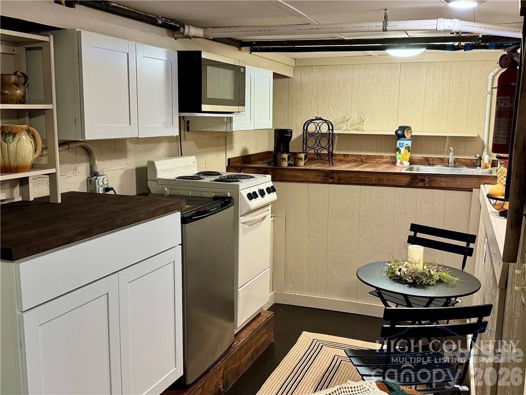 76 Whispering Pine Loop — Newland