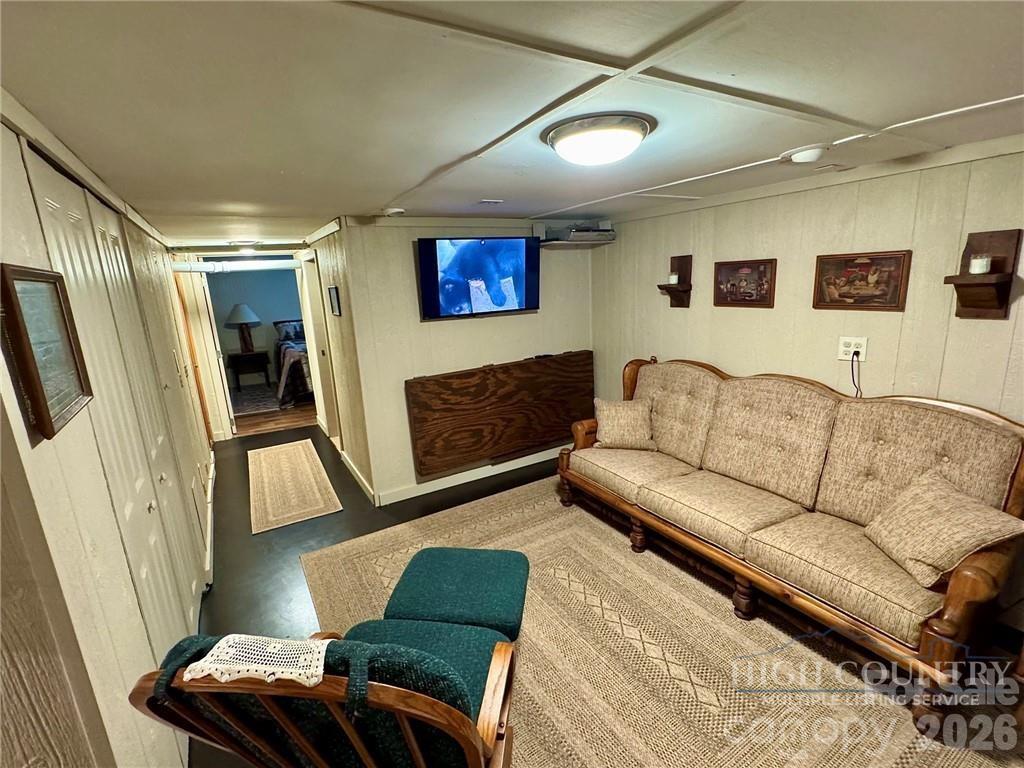 76 Whispering Pine Loop — Newland
