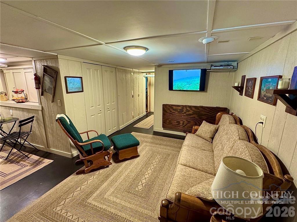 76 Whispering Pine Loop — Newland