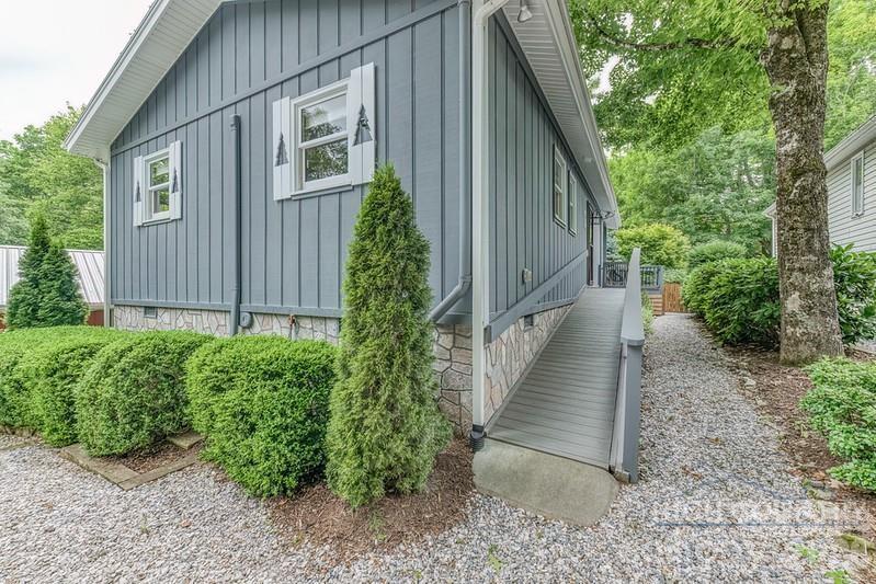 76 Whispering Pine Loop — Newland