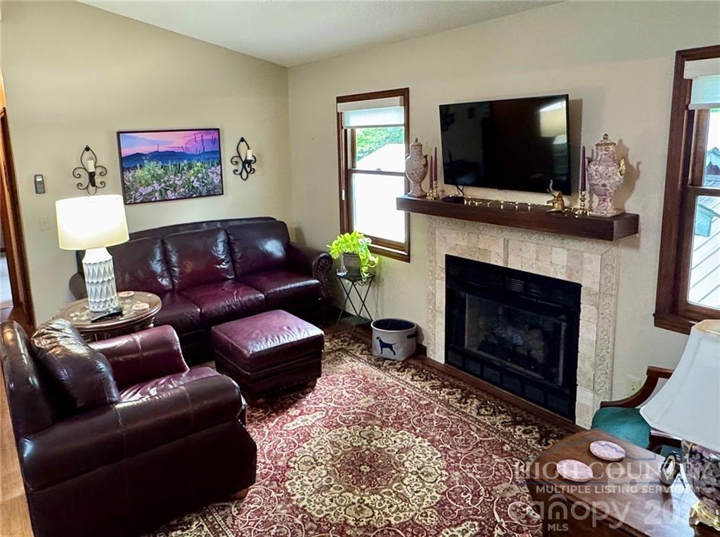 76 Whispering Pine Loop — Newland