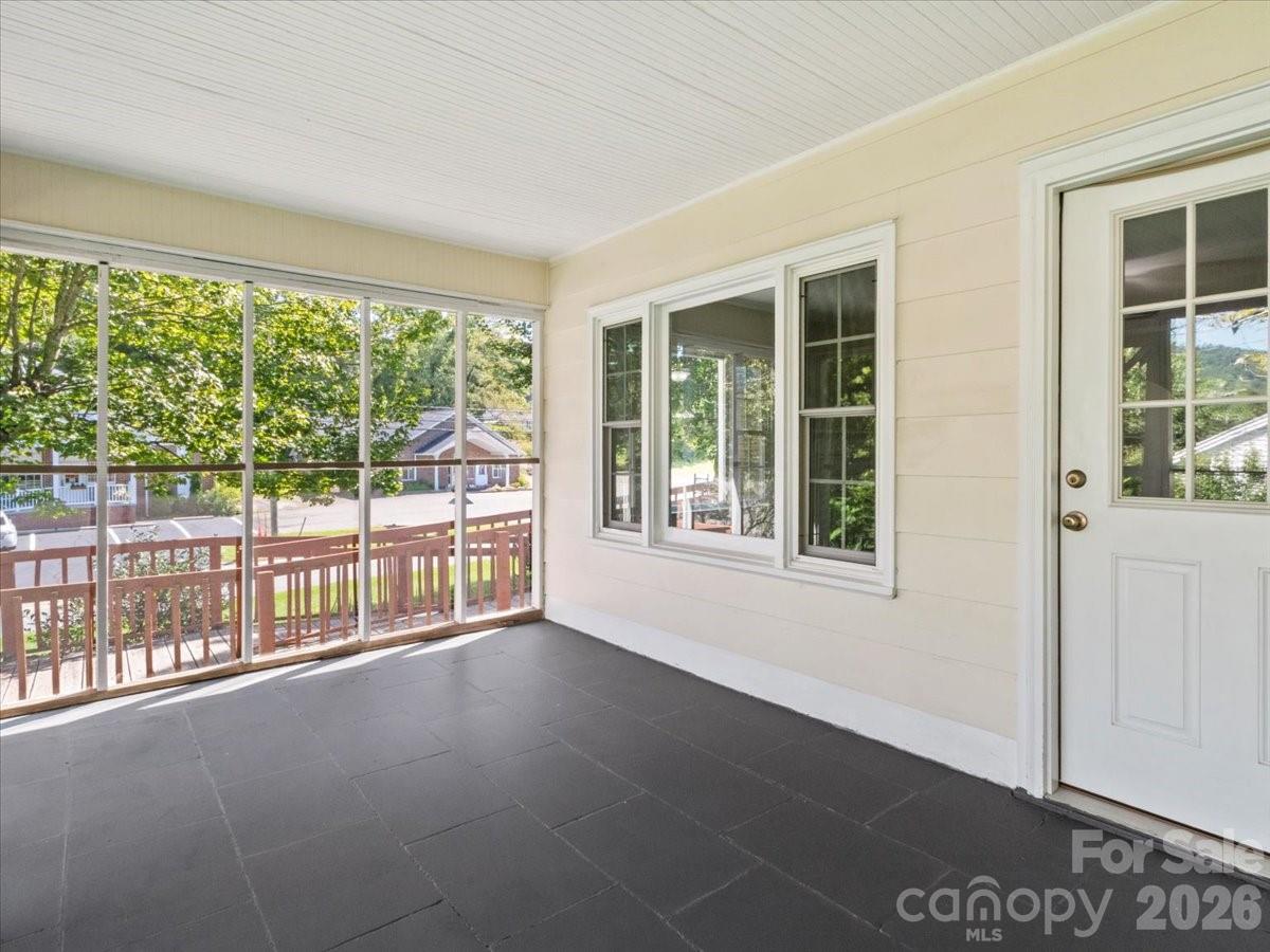 422 Altapass Highway — Spruce Pine