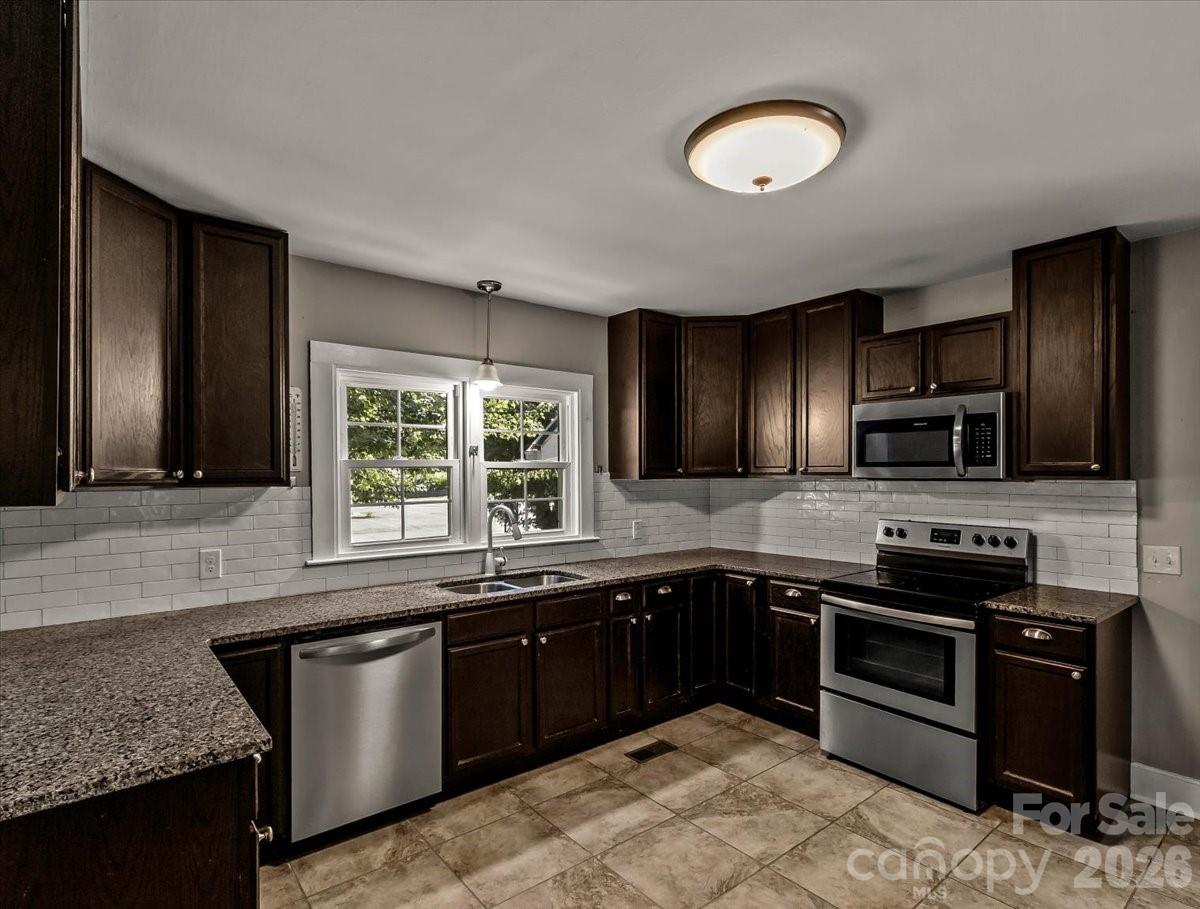422 Altapass Highway — Spruce Pine