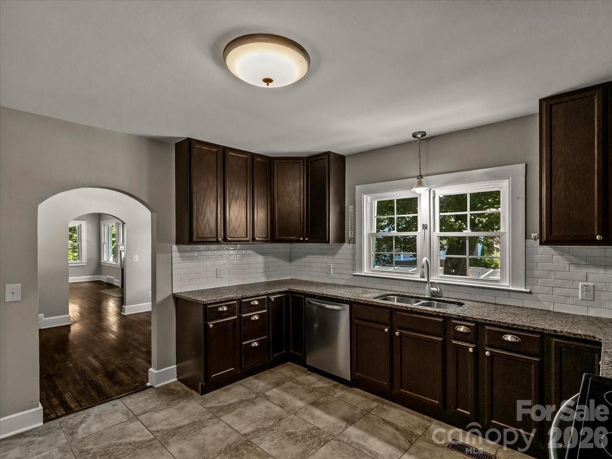 422 Altapass Highway — Spruce Pine
