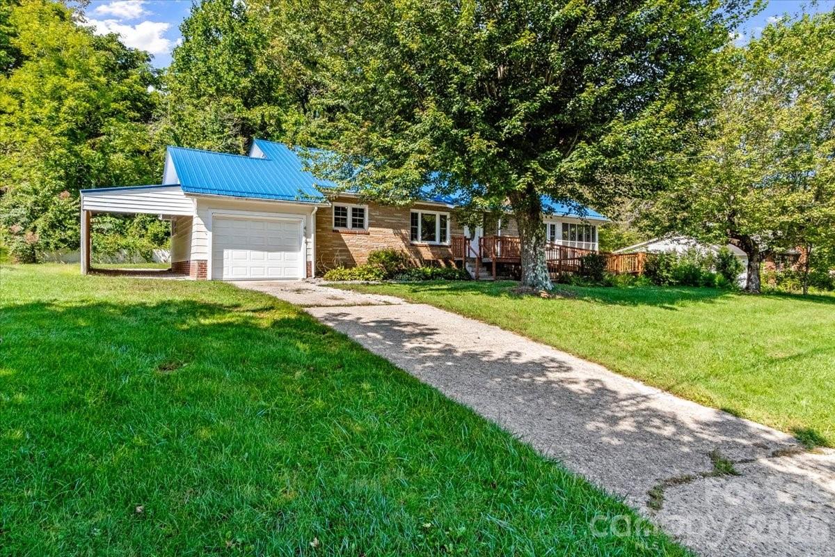 422 Altapass Highway — Spruce Pine
