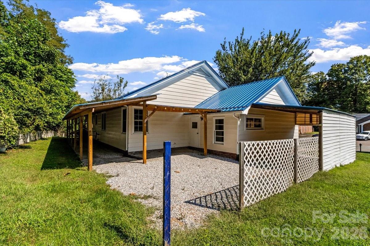 422 Altapass Highway — Spruce Pine
