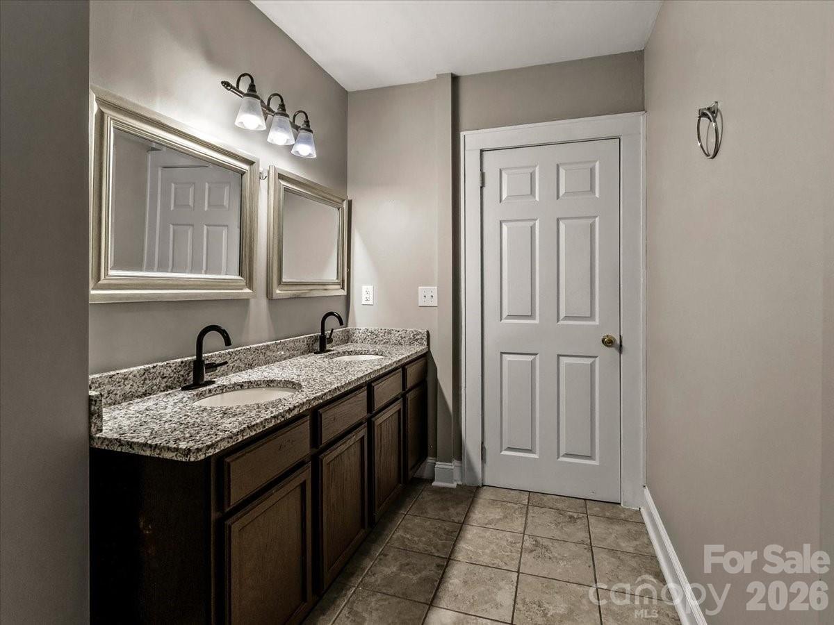 422 Altapass Highway — Spruce Pine