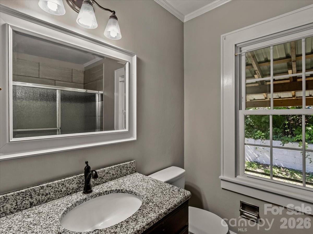 422 Altapass Highway — Spruce Pine