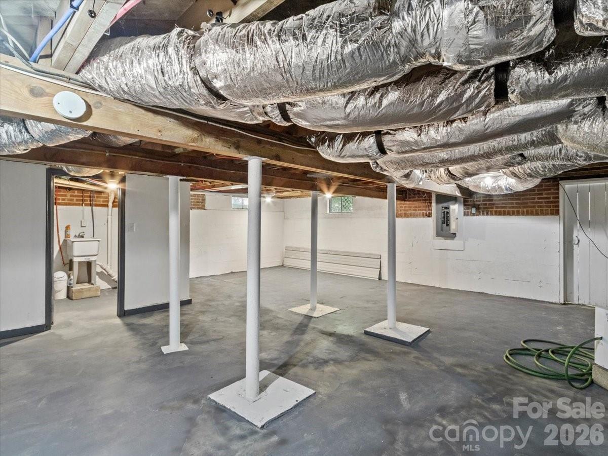 422 Altapass Highway — Spruce Pine