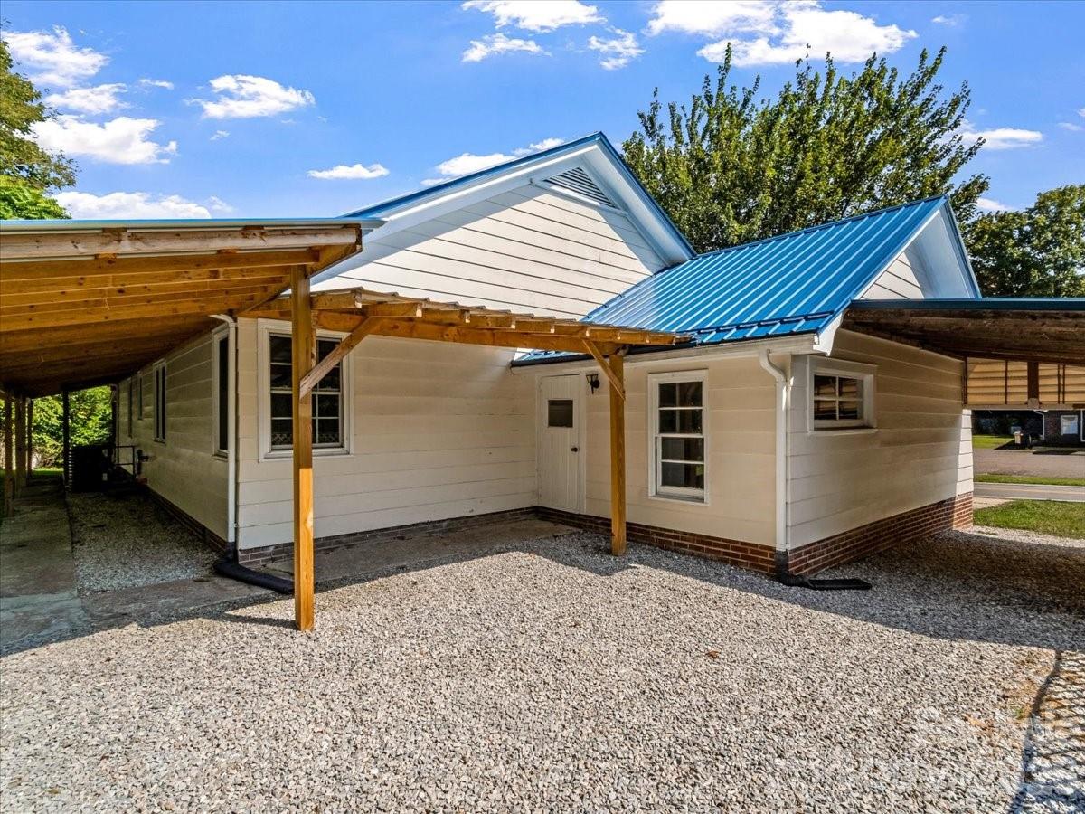 422 Altapass Highway — Spruce Pine