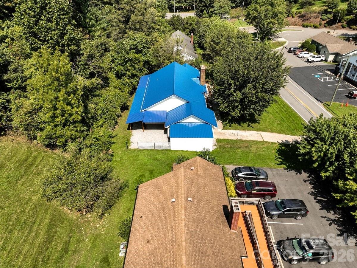 422 Altapass Highway — Spruce Pine