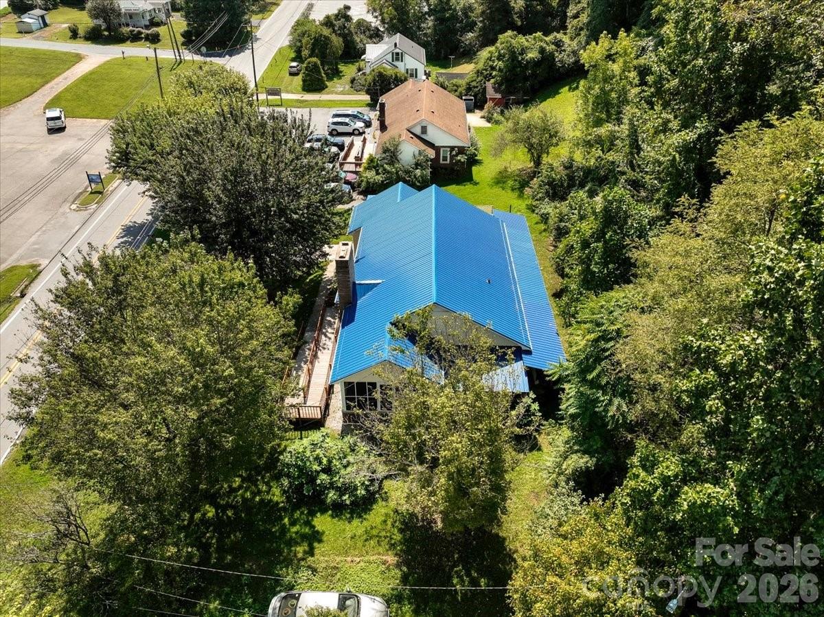 422 Altapass Highway — Spruce Pine