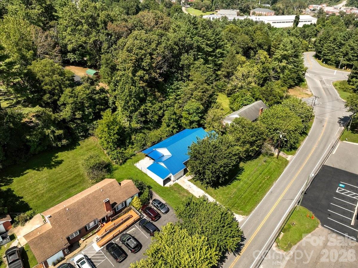 422 Altapass Highway — Spruce Pine