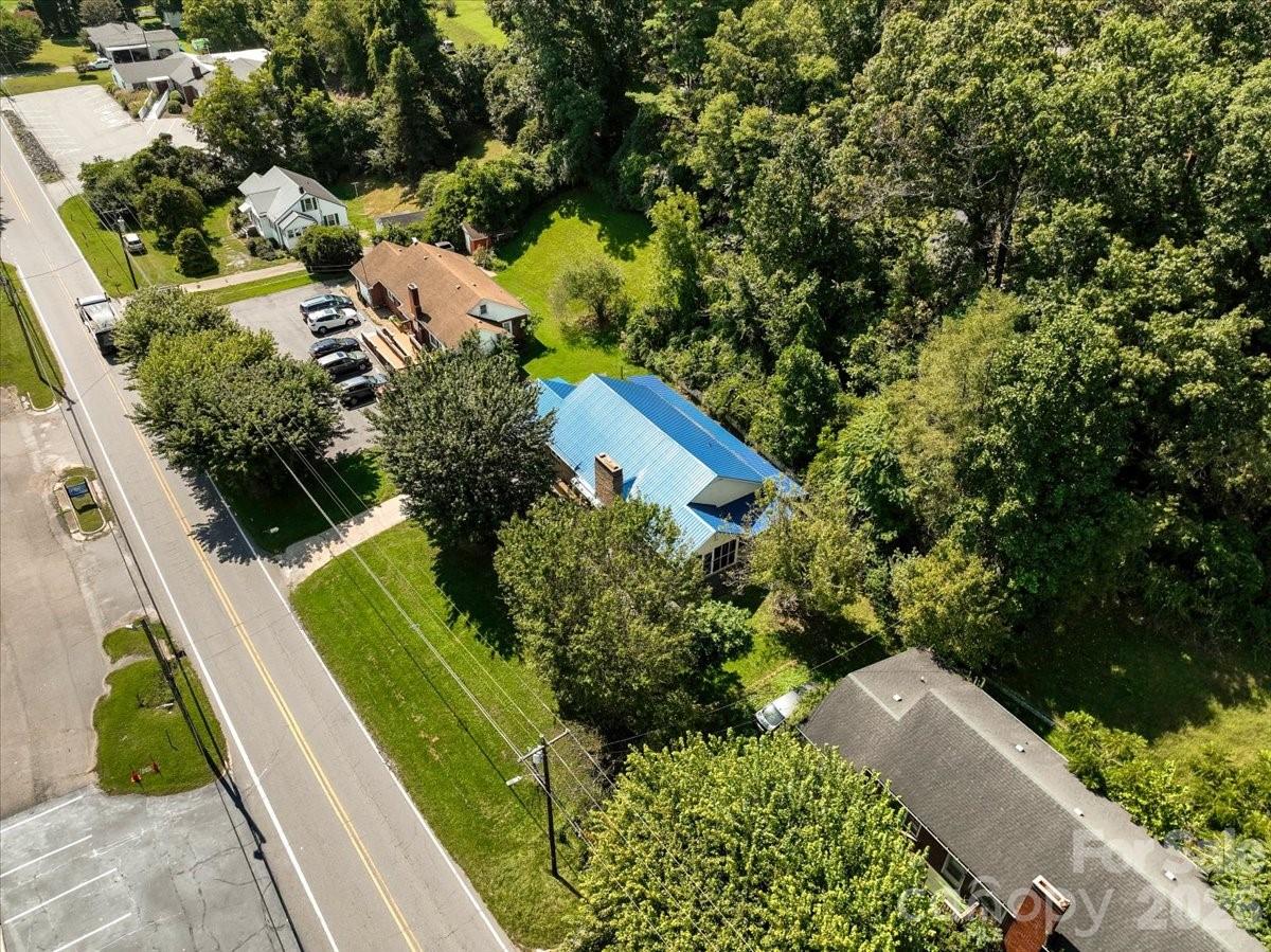 422 Altapass Highway — Spruce Pine