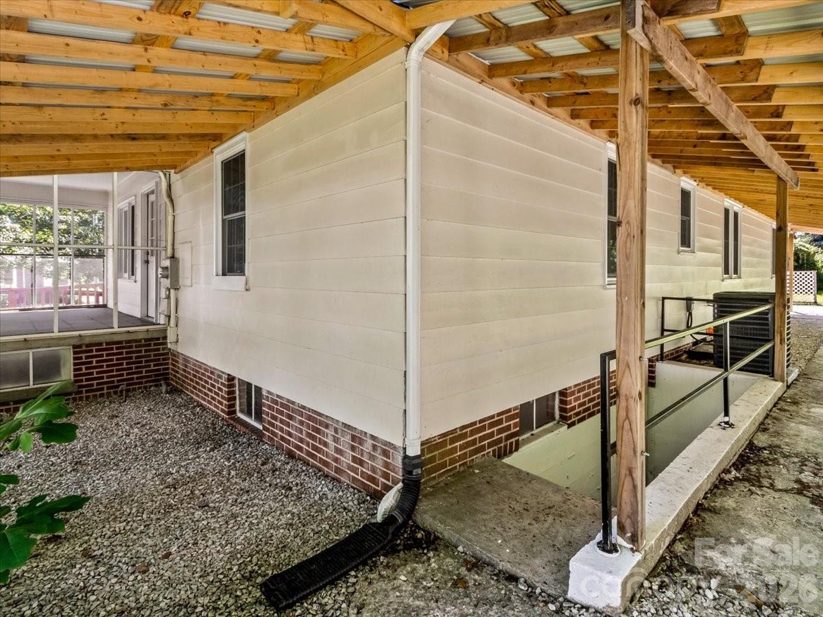 422 Altapass Highway — Spruce Pine