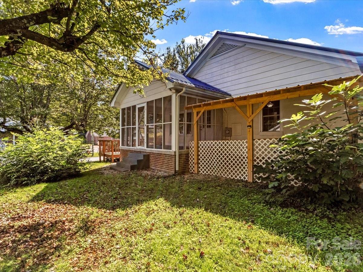 422 Altapass Highway — Spruce Pine