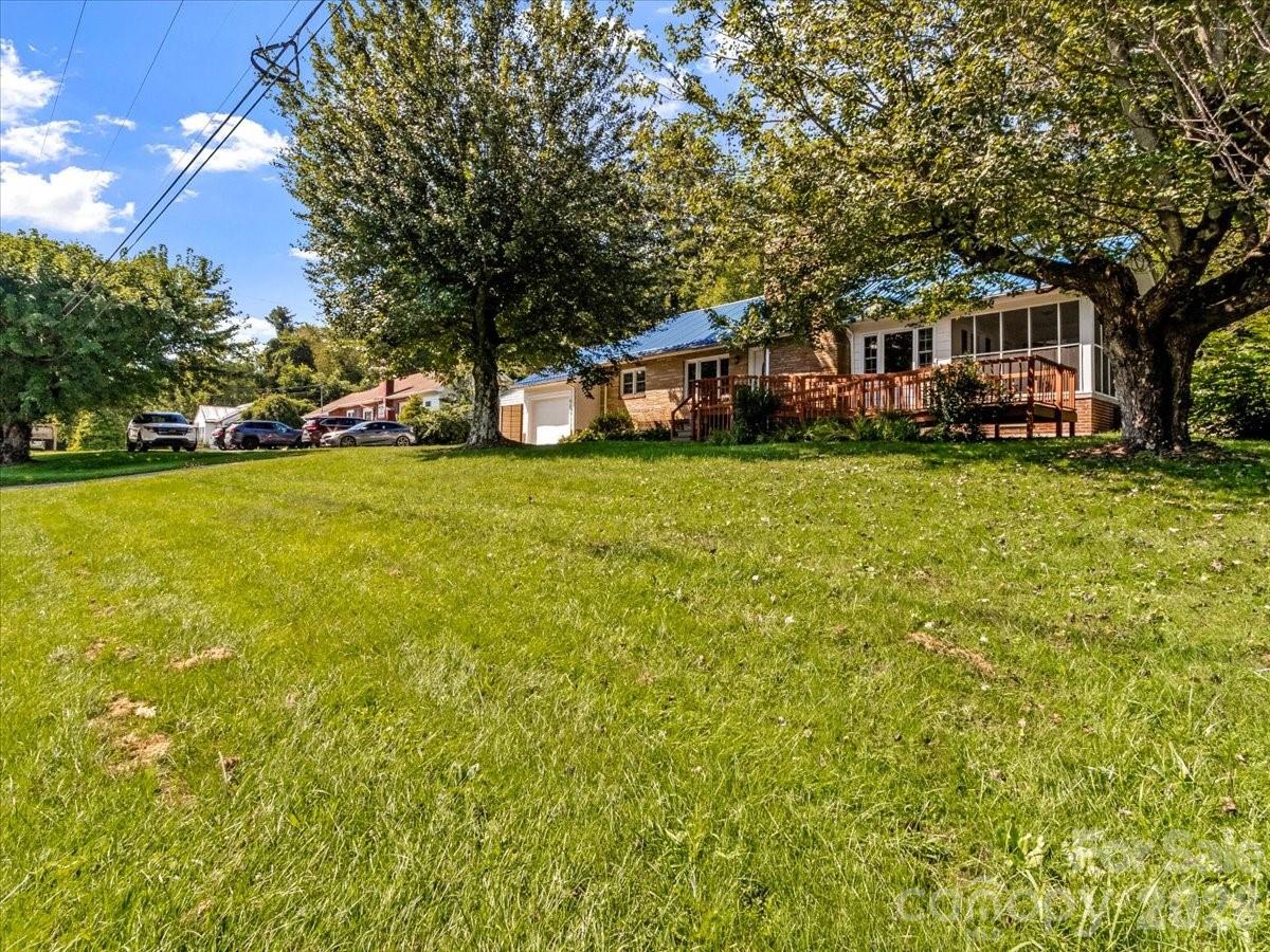 422 Altapass Highway — Spruce Pine