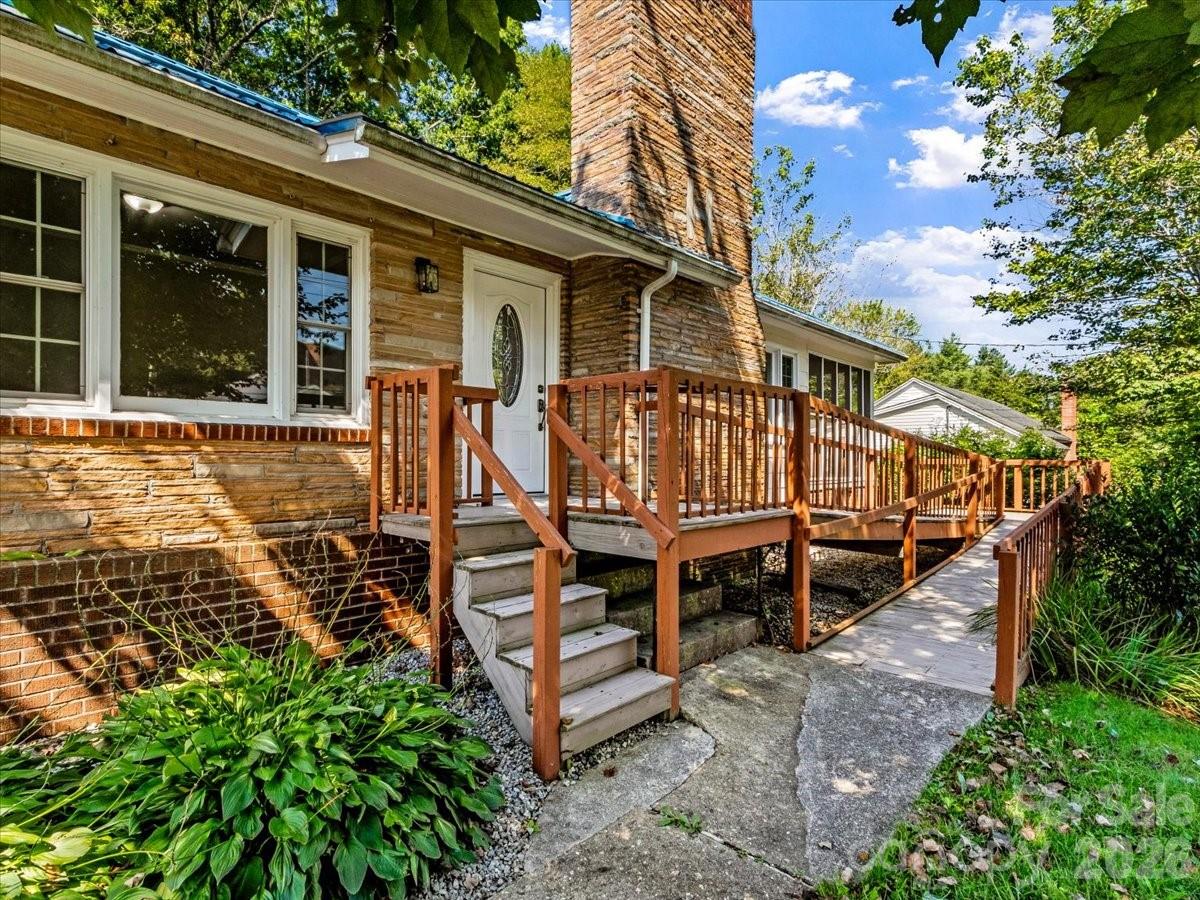 422 Altapass Highway — Spruce Pine