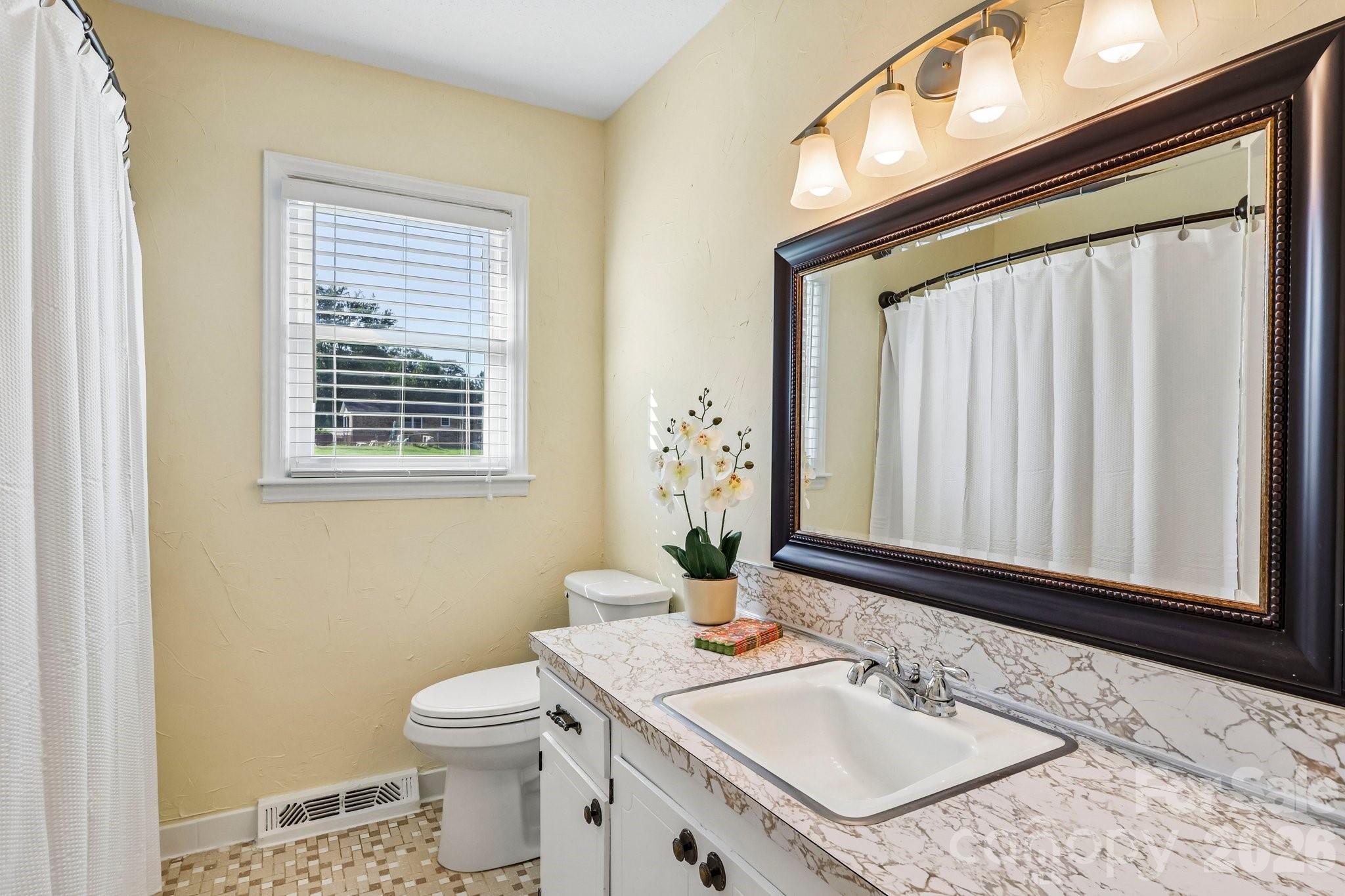 5111 Hawthorne Lane — Shelby