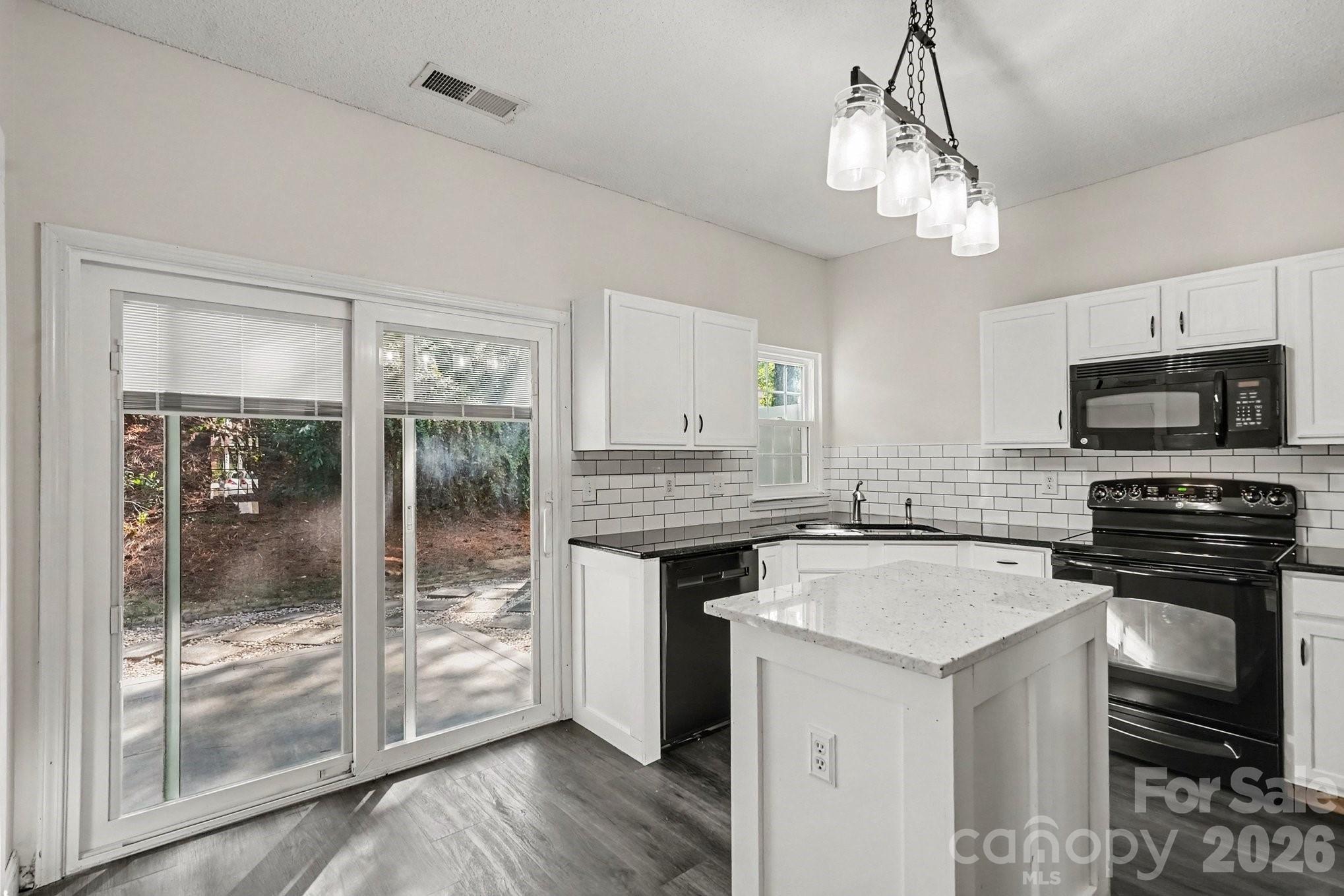 8041 Stoneham Court — Charlotte