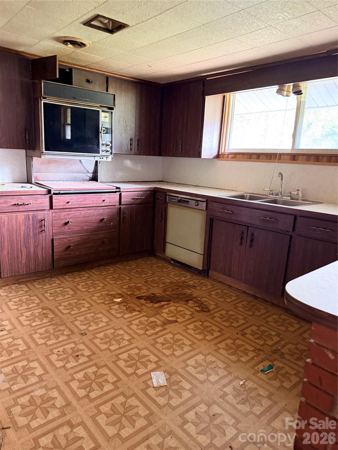 725 Tron Avenue NW — Valdese