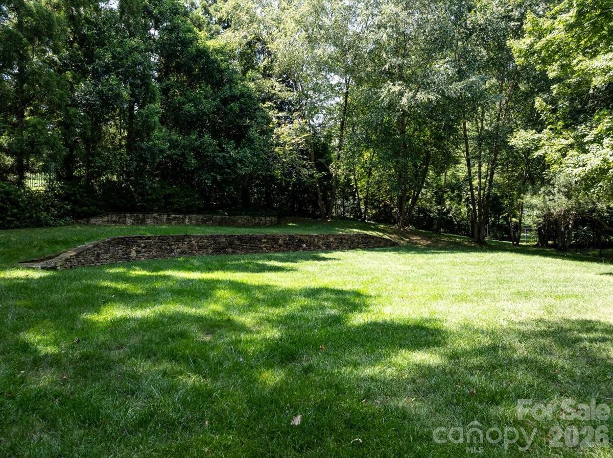 2200 Queens Road E — Charlotte