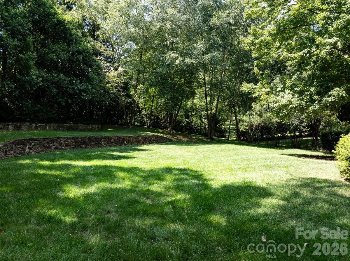 2200 Queens Road E — Charlotte