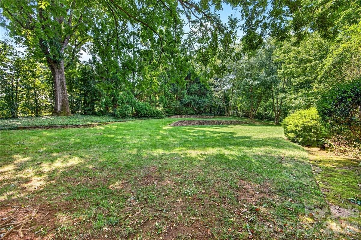 2200 Queens Road E — Charlotte