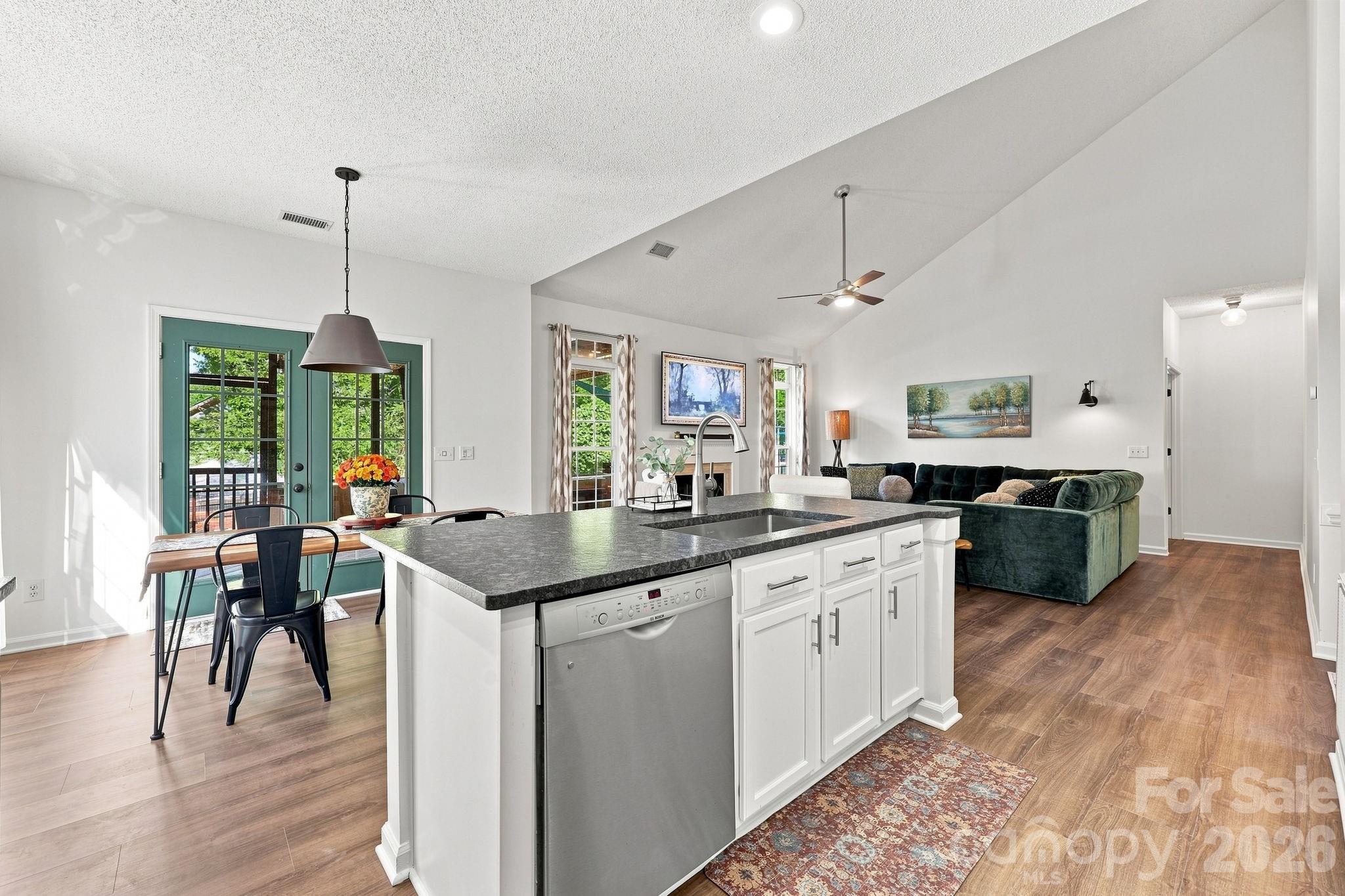 16215 Hollingbourne Road — Huntersville