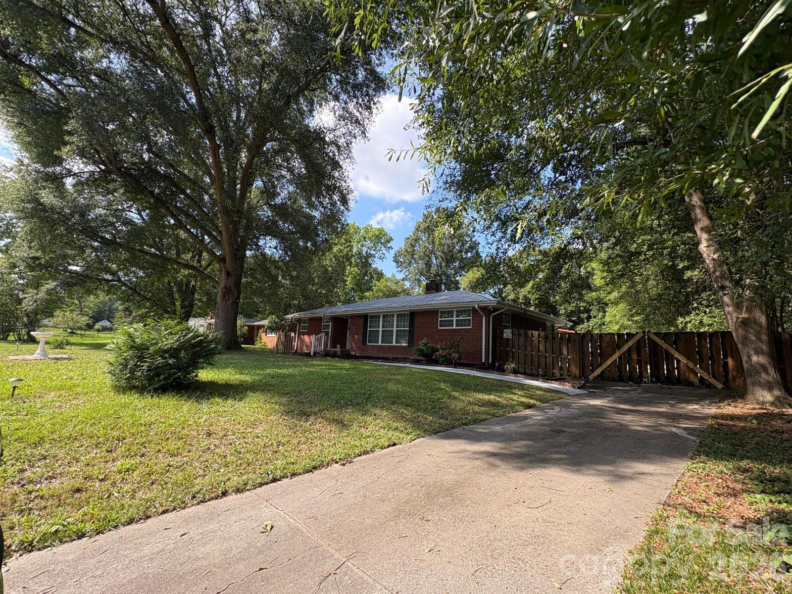 818 Hillcrest Avenue — Gastonia