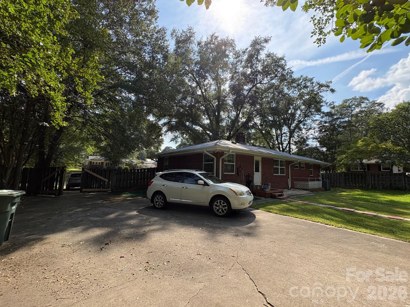818 Hillcrest Avenue — Gastonia