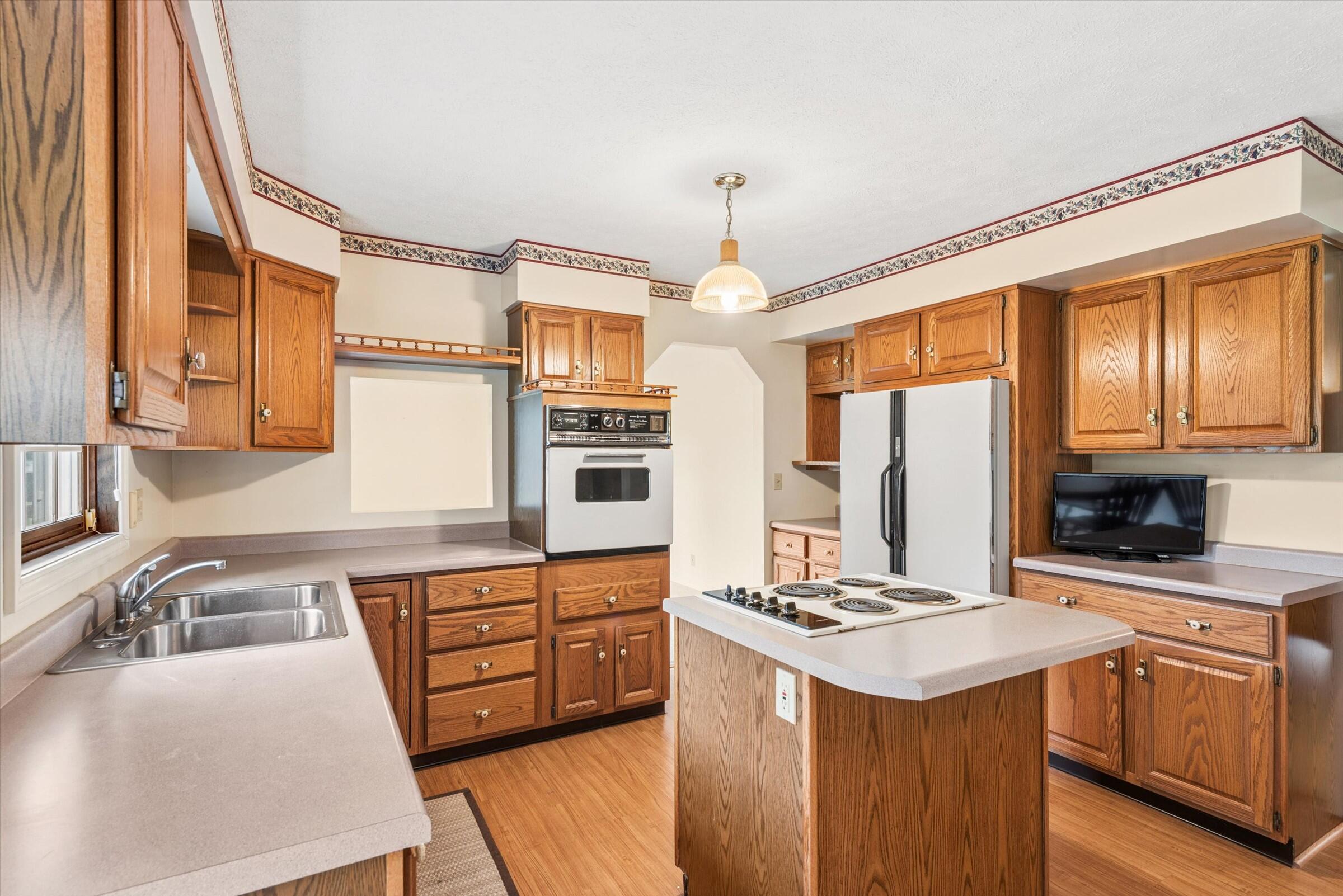 223 Thornhedge Drive, Valparaiso, IN 46383; Image #5