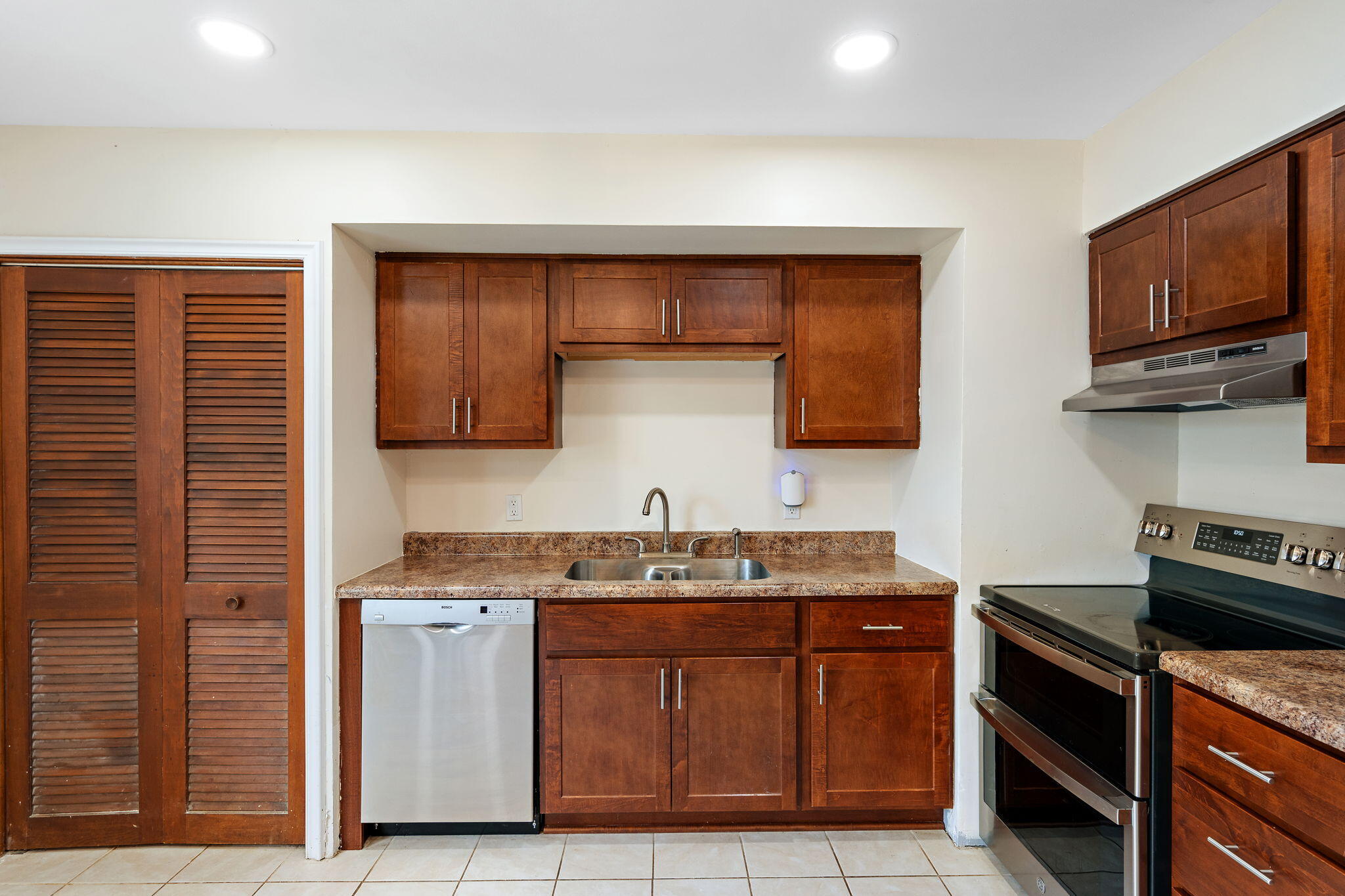 385 Riviera Court, Valparaiso, IN 46385; Image #7