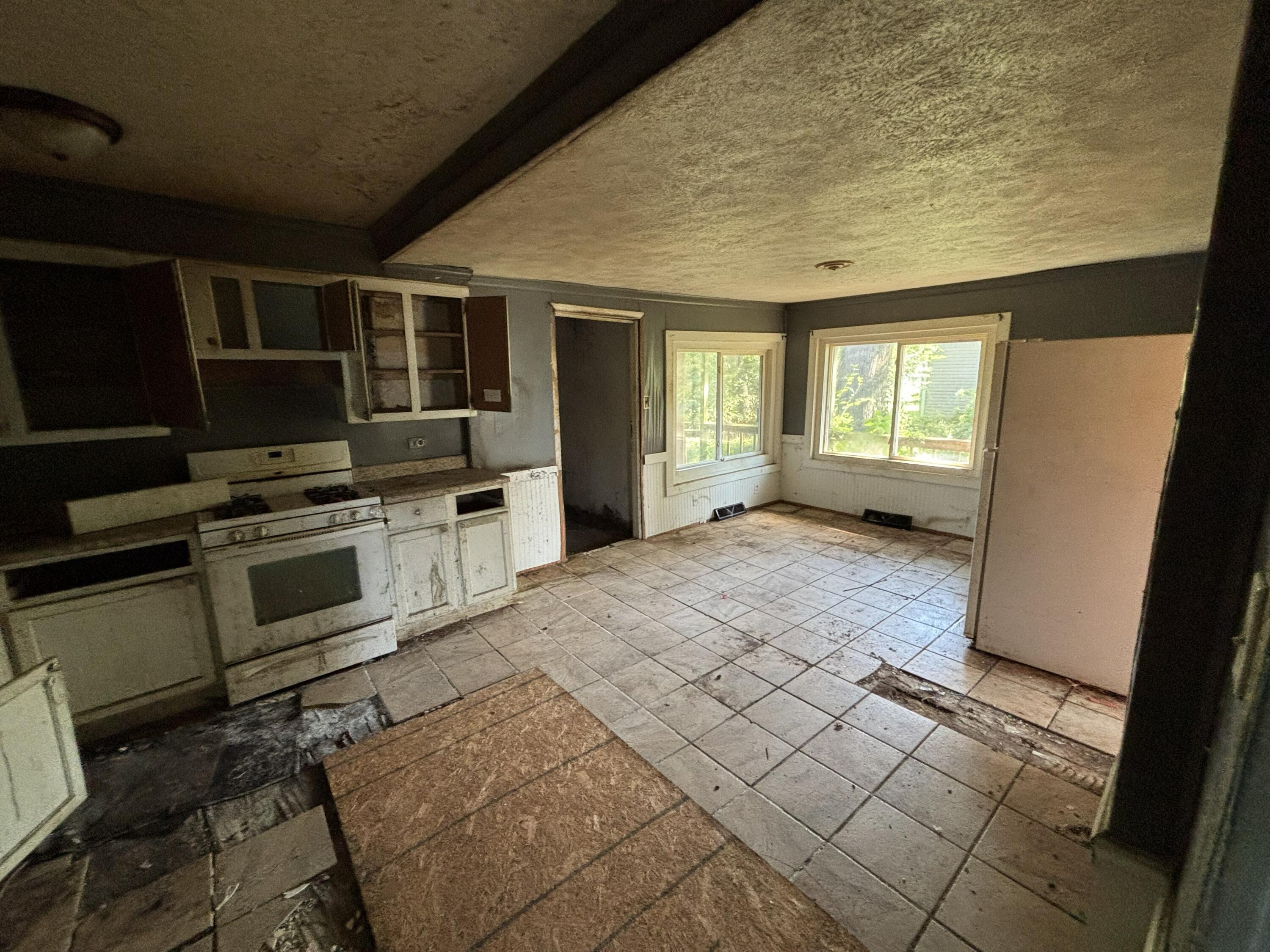 526 Tudor Road, Kingsford Heights, IN 46346; Image #4