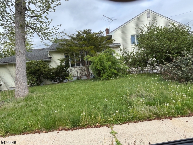 6 Grand St #1, Clark Twp., 07066, 