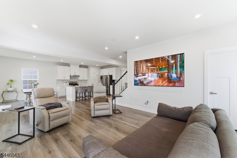 22 Oakwood Blvd