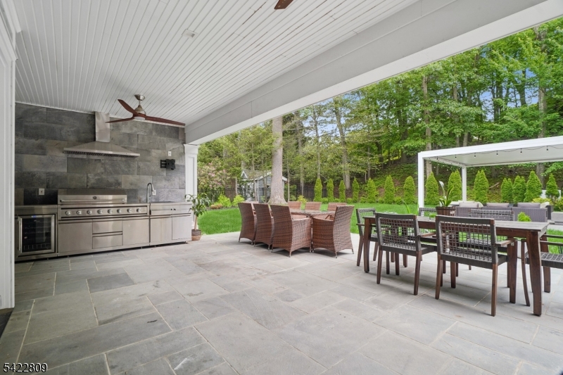 290 Long Hill Dr