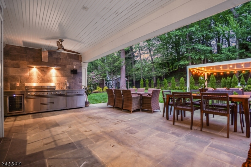 290 Long Hill Dr