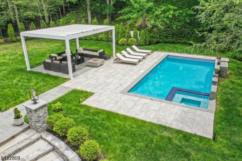 290 Long Hill Dr