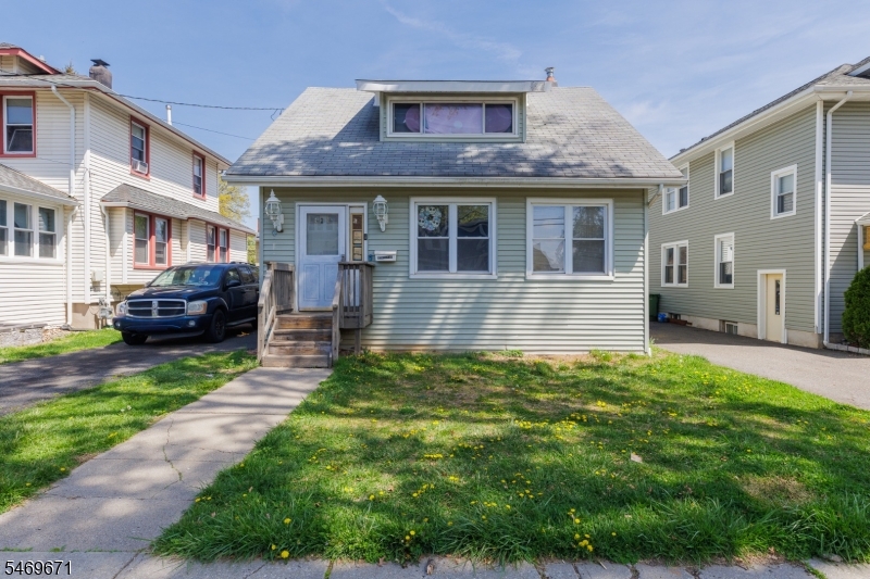 427 Robins St
