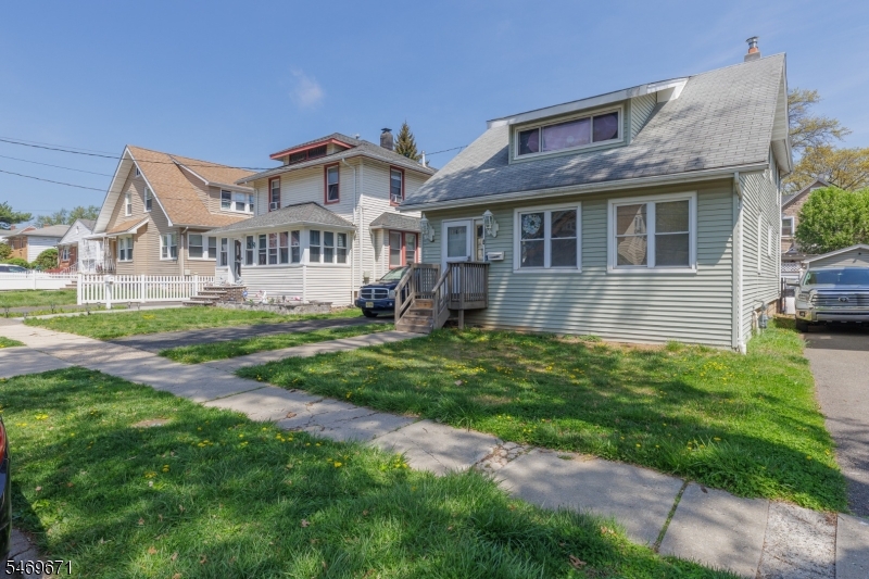 427 Robins St