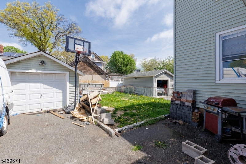 427 Robins St