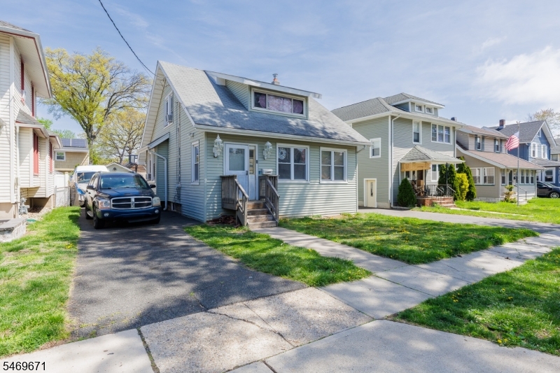 427 Robins St