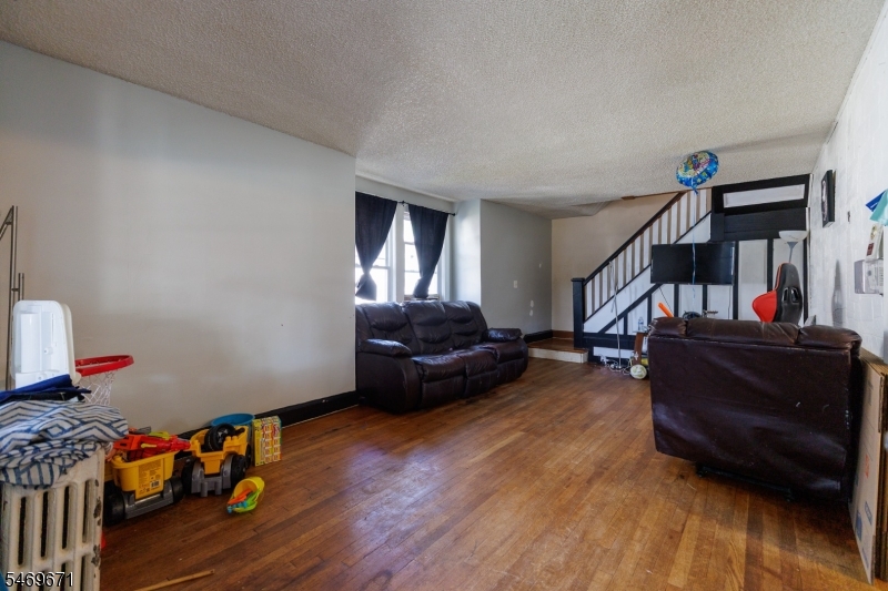 427 Robins St
